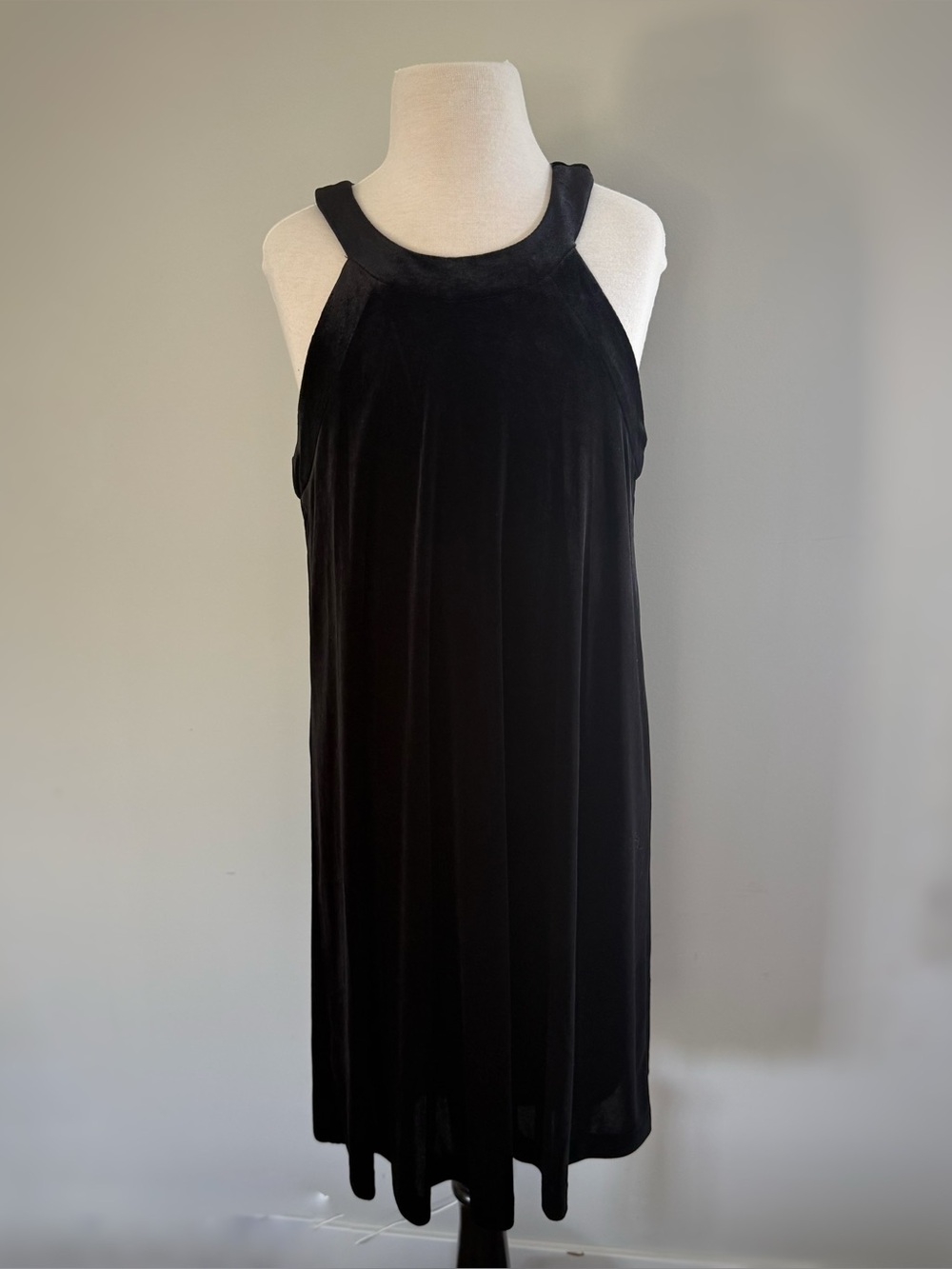 NWOT Betsy Johnson  bkack velvet dress. sz 4.   A line. Never worn. No flaws